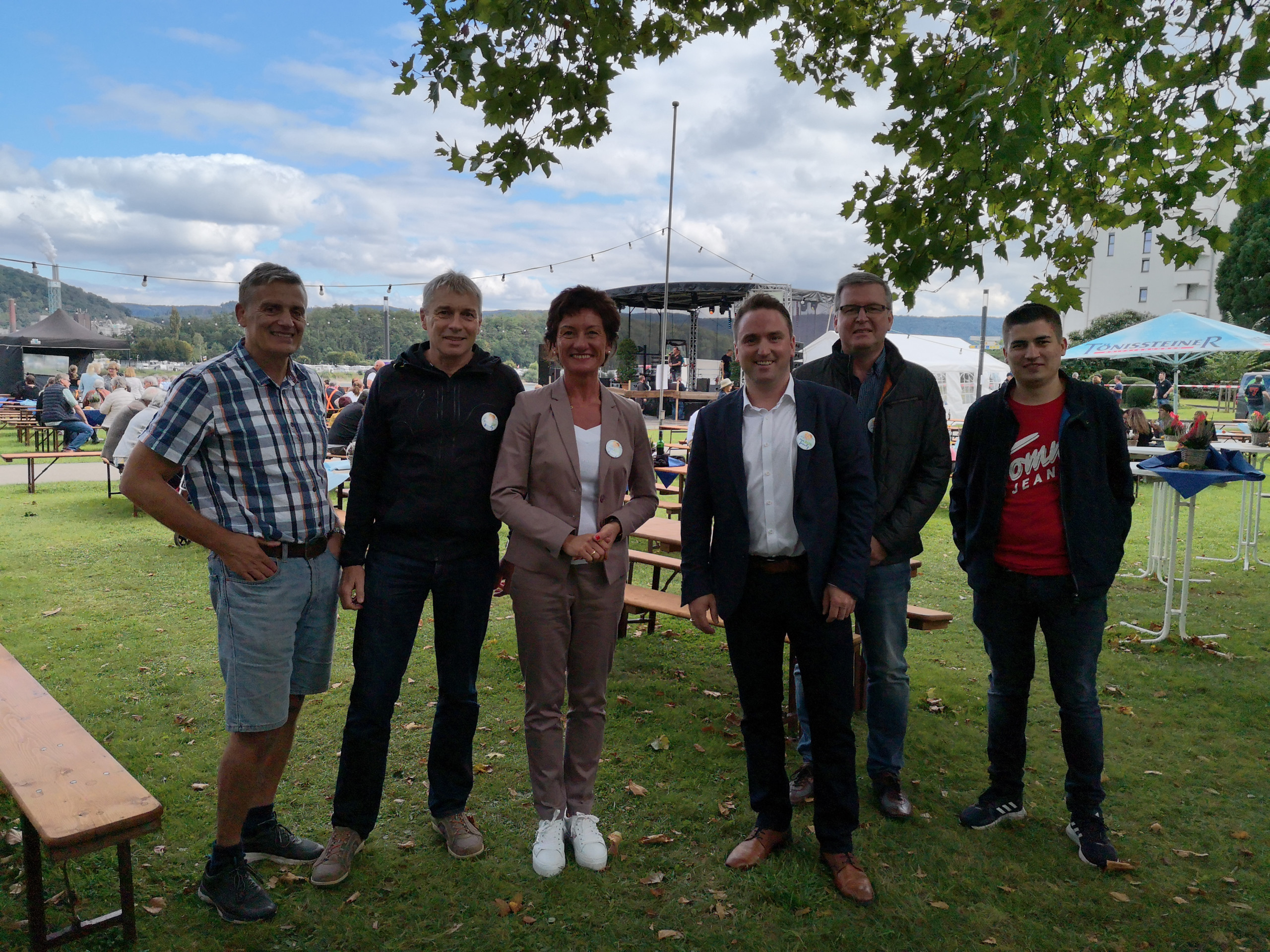 MDL Petra Schneider und Bürgermeister Marcel Caspers mit freiwilligen Helfern der Beneifzveranstaltung weAHRfamily