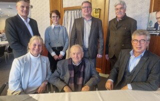CDU Vorsitzender Oskar Degen ( 3. v.l. stehend) konnte auch das älteste Mitglied des Ortsverbands, Michael Saghy ( Bildmitte), beim Neujahrsempfang der CDU begrüßen.