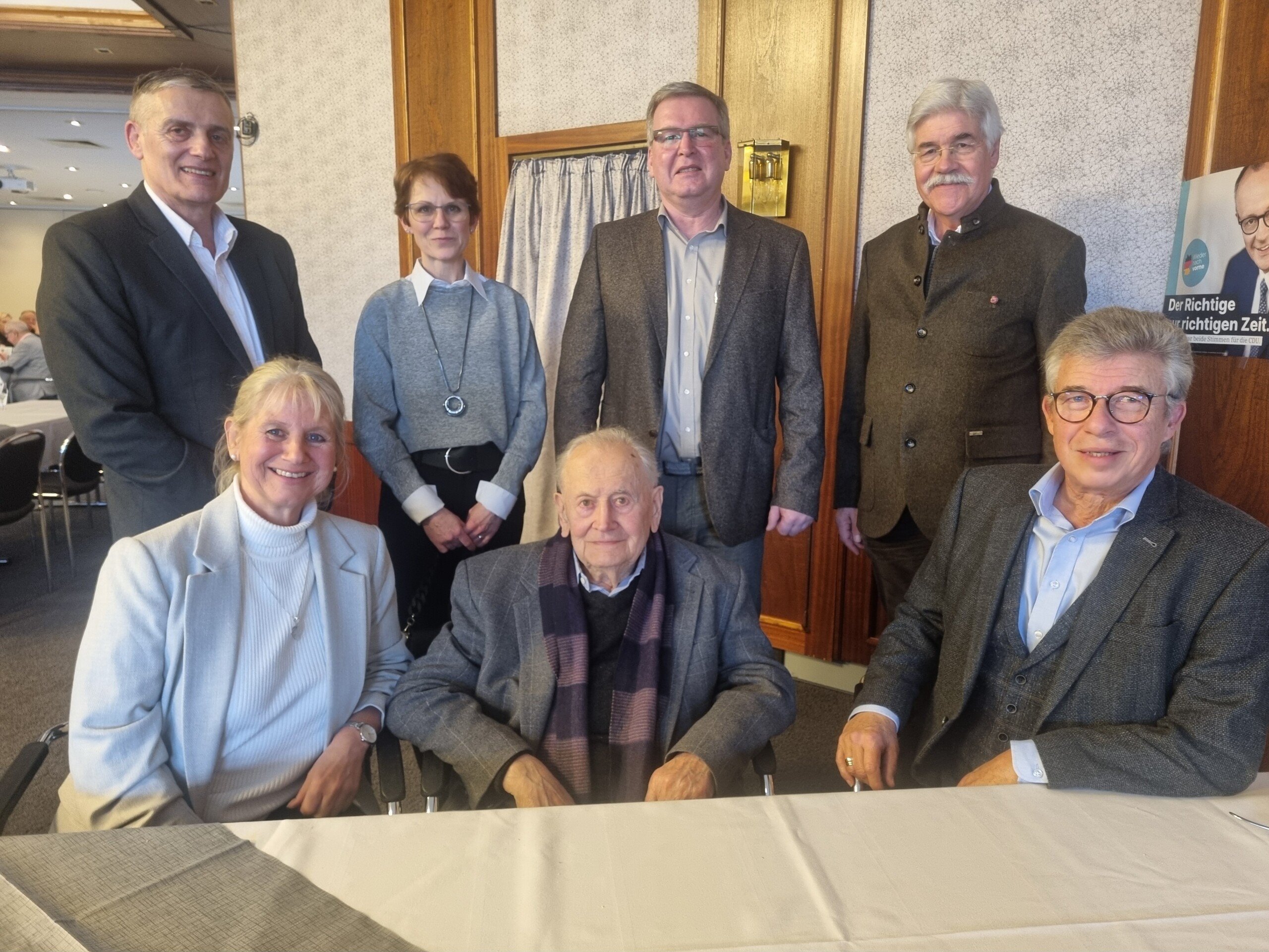 CDU Vorsitzender Oskar Degen ( 3. v.l. stehend) konnte auch das älteste Mitglied des Ortsverbands, Michael Saghy ( Bildmitte), beim Neujahrsempfang der CDU begrüßen.